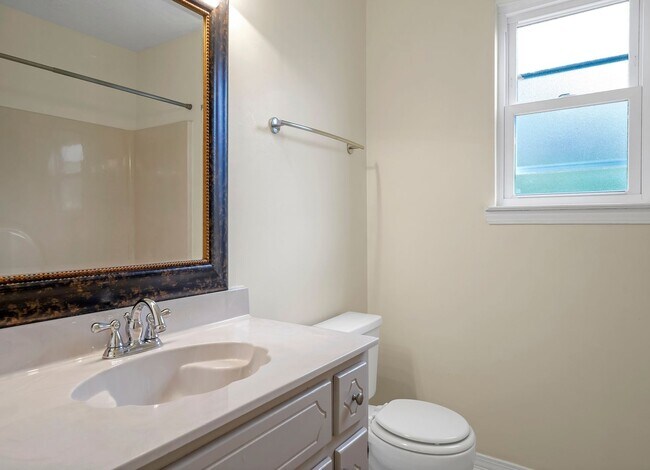 Building Photo - AVAILABLE 11/10... 3/2 with LARGE backyard!!