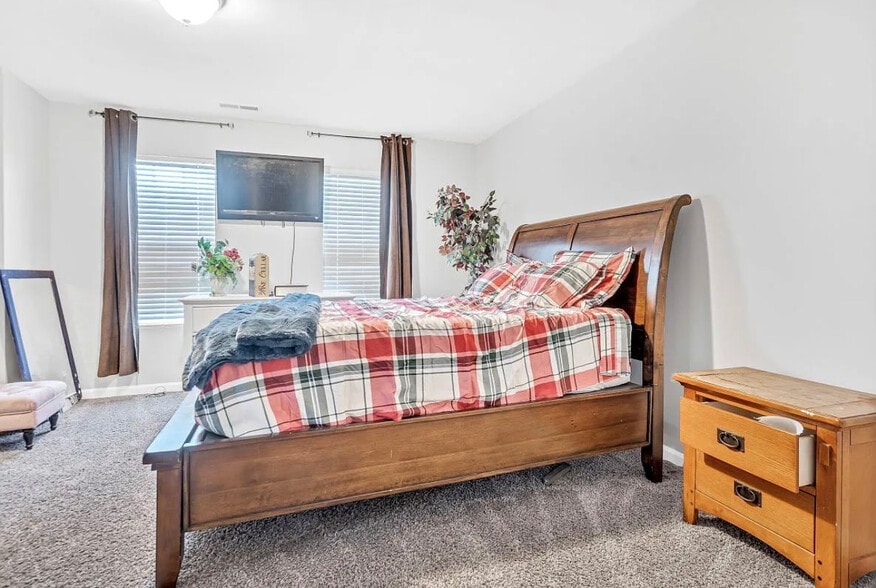 Building Photo - Room in House on Stonewood Pines Dr