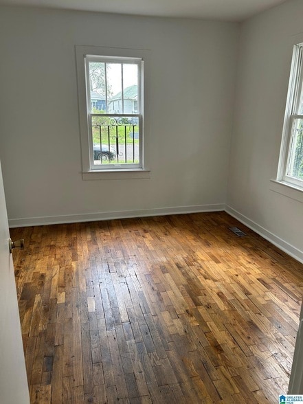 Building Photo - 1529 1st Ave W