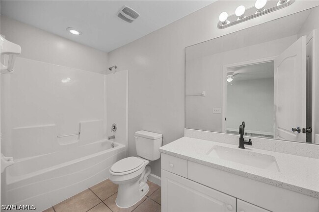 Building Photo - 915 NE 10th Ln