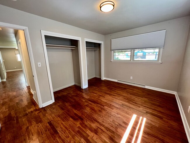 Building Photo - Updated 4 bed 2 bath house!