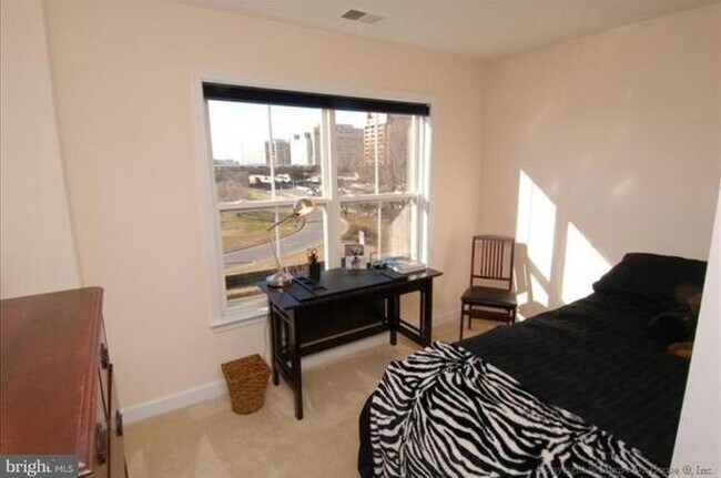 Bed room - 650 9th St SW