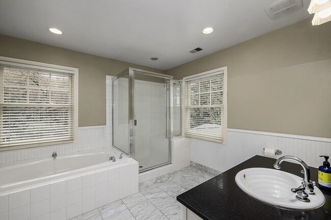 Building Photo - Experience the Charm of a Portland Heights...