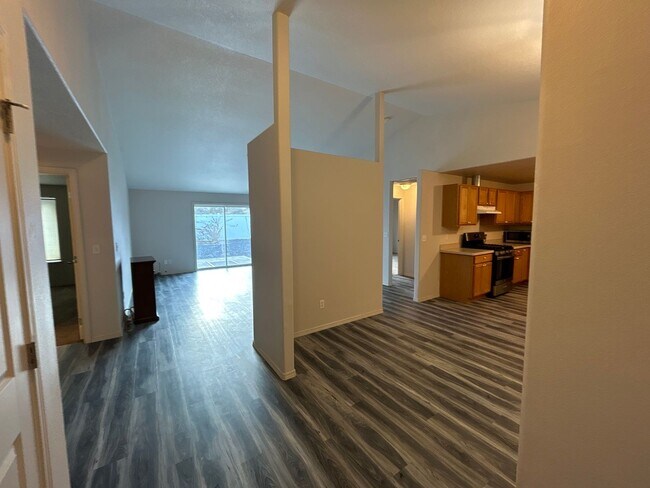 Building Photo - 3 Bedroom / 2 Bathroom Home in SE Madras