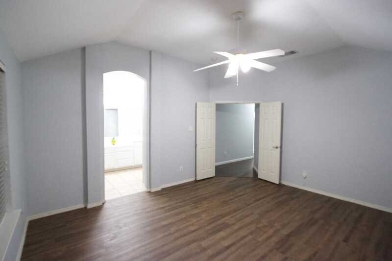 Building Photo - 3605 Villanova Dr