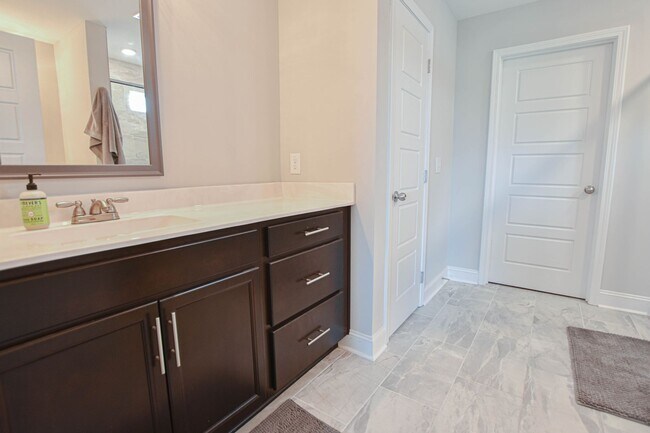 Building Photo - Pet Friendly Four Bedroom!
