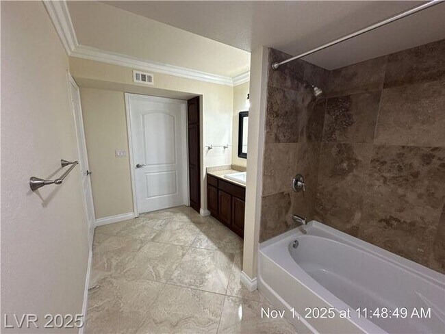 Building Photo - FANTASTIC 1ST FLOOR UNIT IN GATED COMMUNIT...