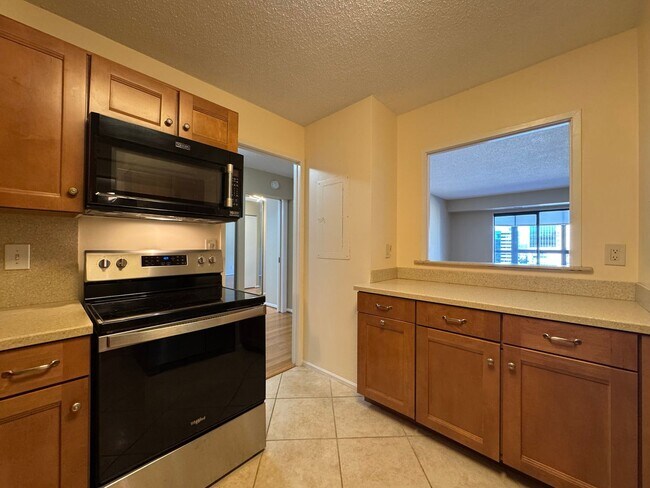 Building Photo - Luxurious Double Suite Condo With 2 Full Baths and Sunroom In Desired Belvedere Condominiums