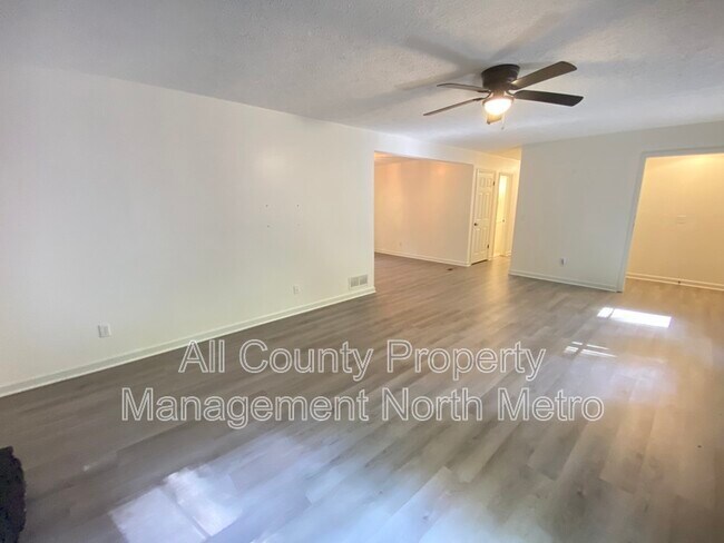 Building Photo - 410 Riverlake Ct