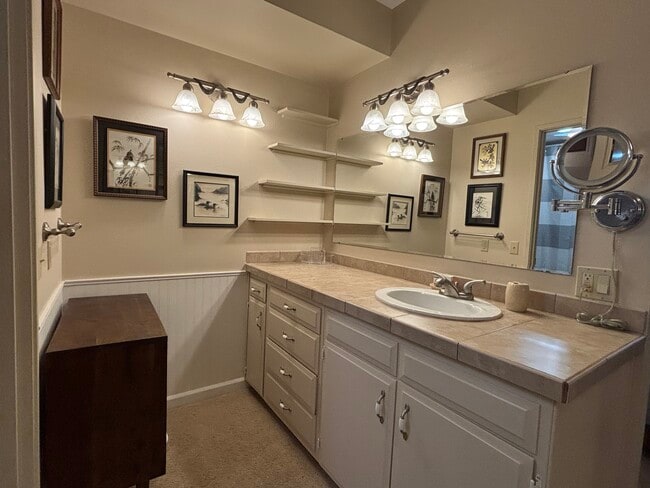 Building Photo - 221 N Bay Ln