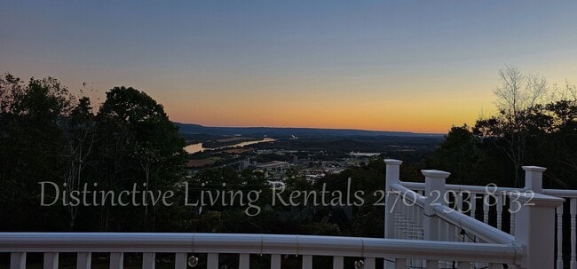 Building Photo - Cozy home with a stunning view!