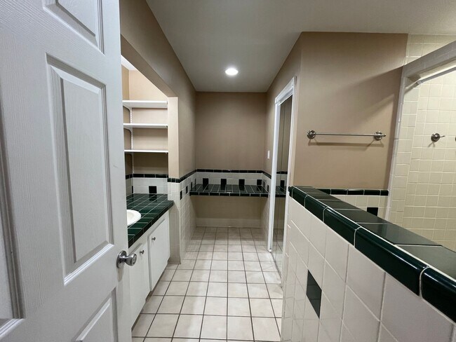 Building Photo - 2206 Briarcliff Dr