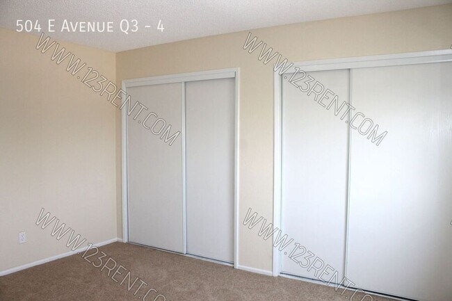 Building Photo - 504 E Ave Q3