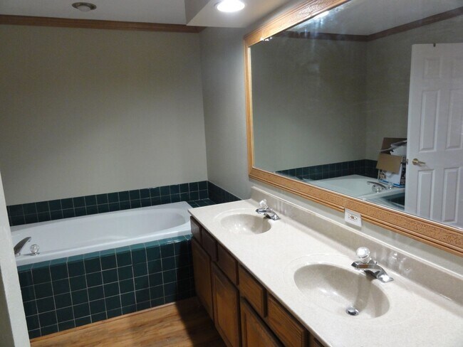 Building Photo - 30856 Kings Valley Way
