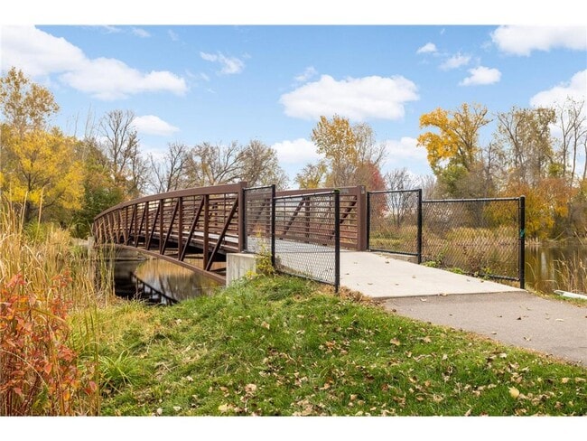 Building Photo - 2331 W Medicine Lake Dr