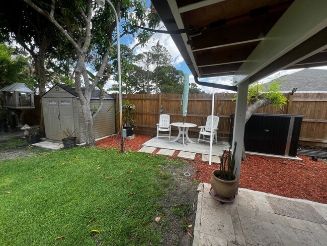 Building Photo - 3 BEDROOM 2 BATH CONVENIENTLY LOCATED WITH A TROPICAL OASIS IN THE BACK YARD!