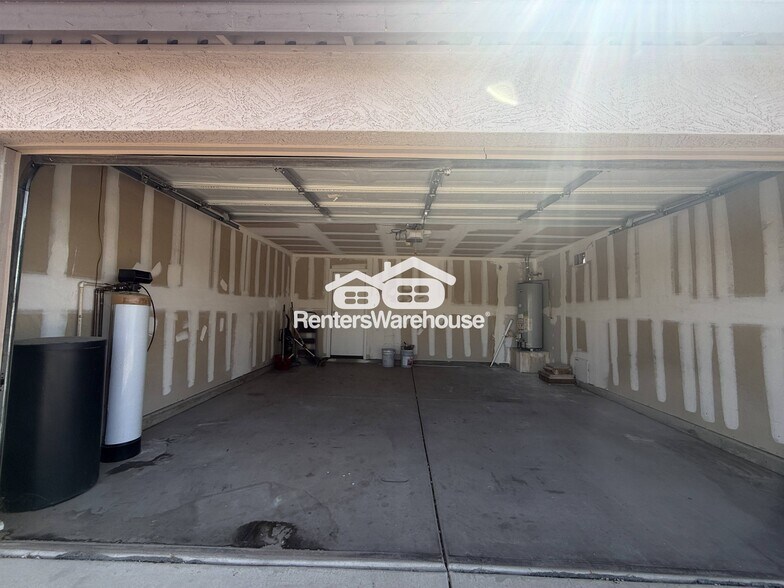 Building Photo - 2607 S 71st Dr