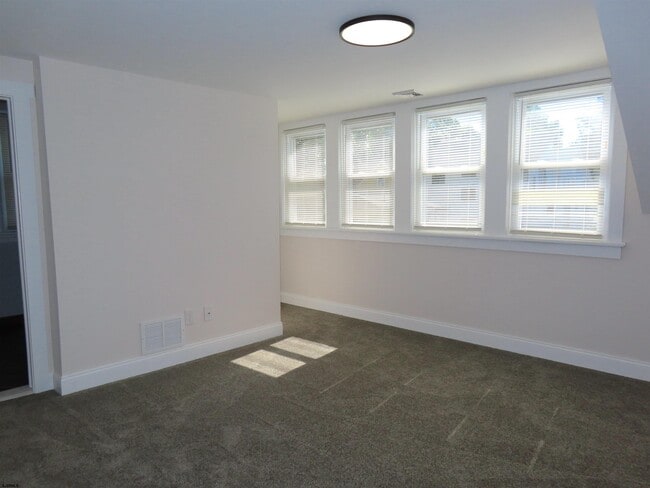 Building Photo - 407 Maple Ave