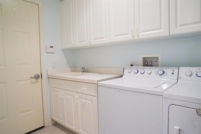 Building Photo - 505 Mandalay Ave