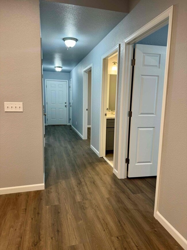 Building Photo - 324-326 W Coral Dr