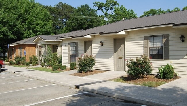 Primary Photo - 9 Camellia Dr