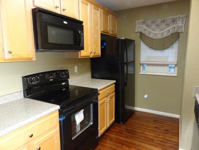 Building Photo - 303 Morning Sun Dr