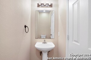 Building Photo - 5815 Golf Bend