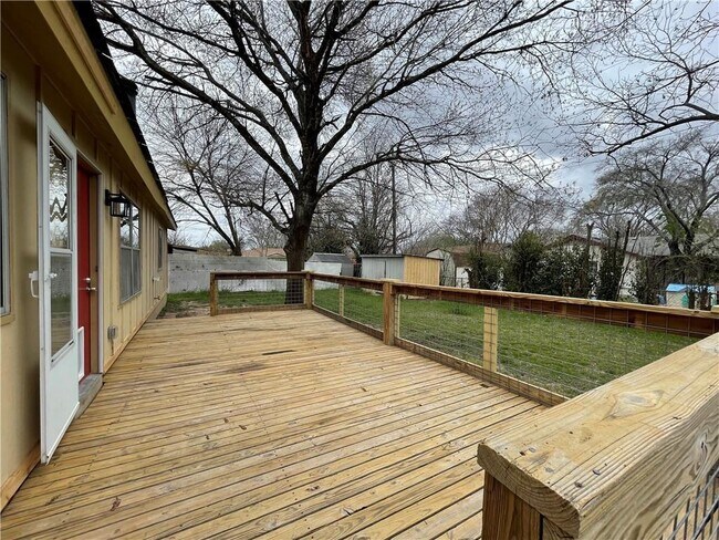 Building Photo - 1911 Heathwood Cir