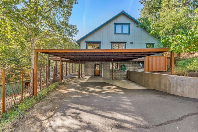 Building Photo - 970 Elkader St