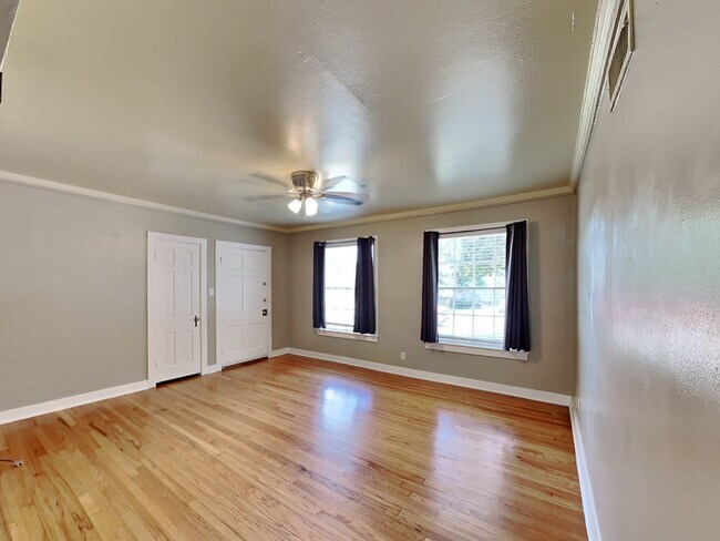 Building Photo - SUPER CUTE UNIT!