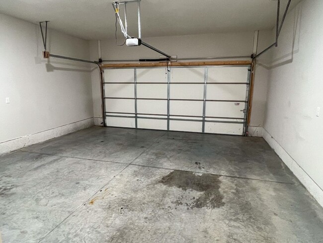 Building Photo - NEW LUXURY 3 BED 2 BATH 2 CAR GARAGE DUPLEX