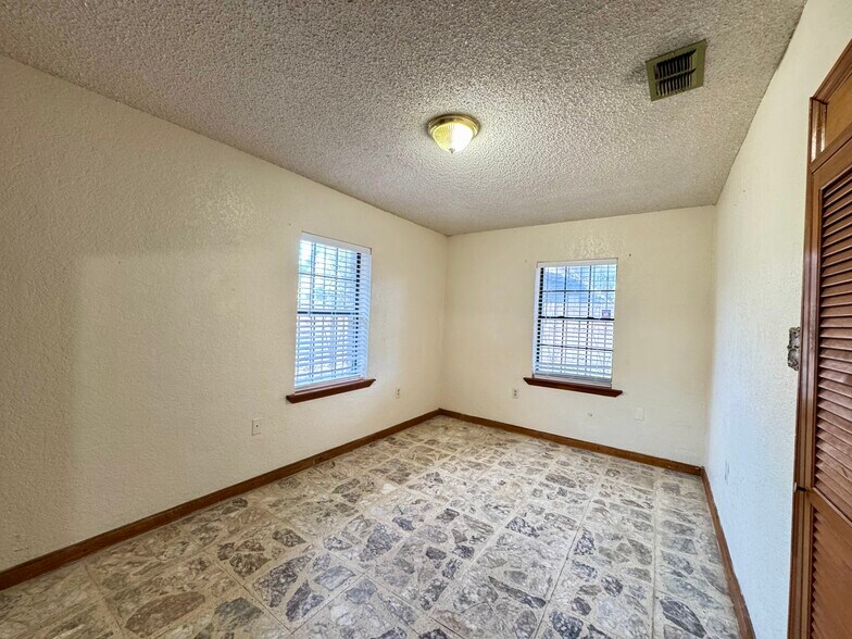Building Photo - 914 Chihuahua St