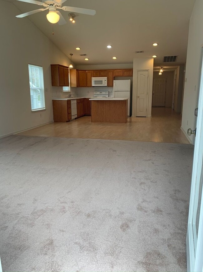 Building Photo - 132 Springwood Ln