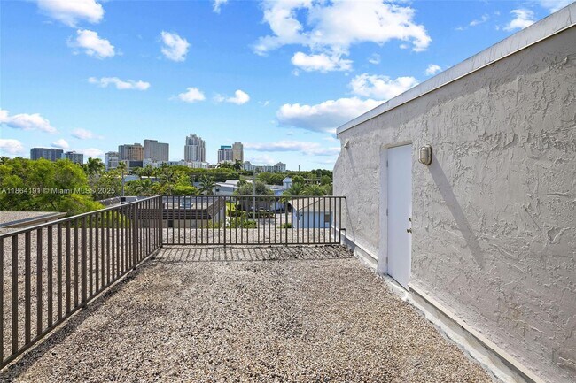 Building Photo - 6900 N Kendall Dr