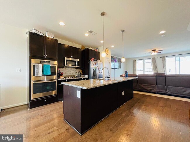 Building Photo - 419 Foxglove Way