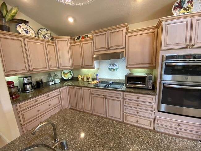 Building Photo - Exquisite - Turnkey, 3 bed + 2 1/2 Bath + ...