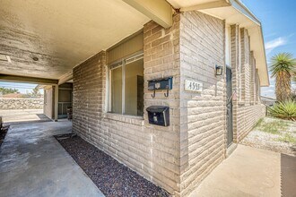 Building Photo - Beautiful 2 bed - 1 baths apartment  part of a TRIPLEX