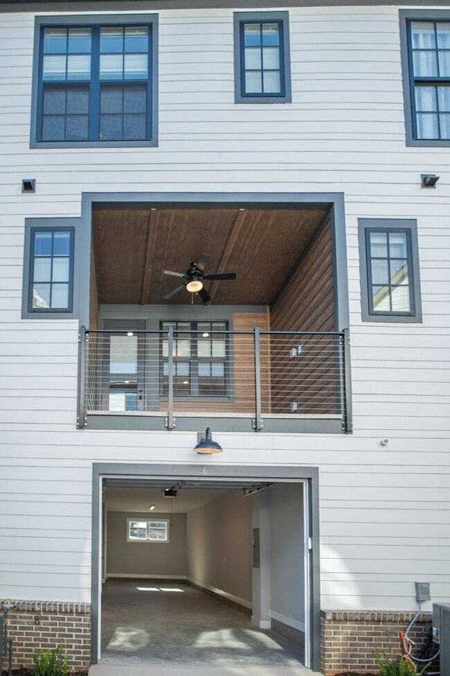 Building Photo - 2 BR 2.5 BA- Downtown Greenville Townhome- FOR RENT