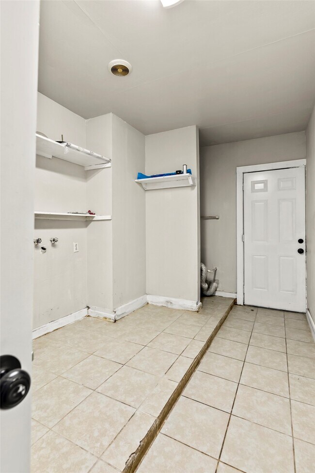 Building Photo - 11455 Spottswood Dr