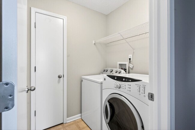 Building Photo - Gorgeous 3 Bed 2 Bath in Quiet Neighborhood!