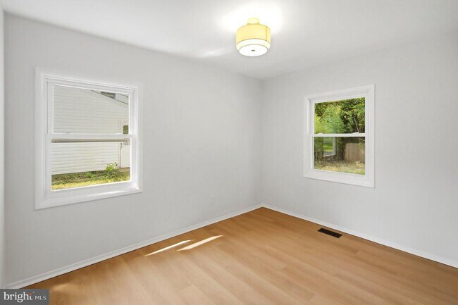 Building Photo - 21 Glenview Ln