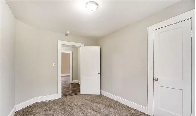 Building Photo - Welcome to this charming 3-bedroom, 2-bath...