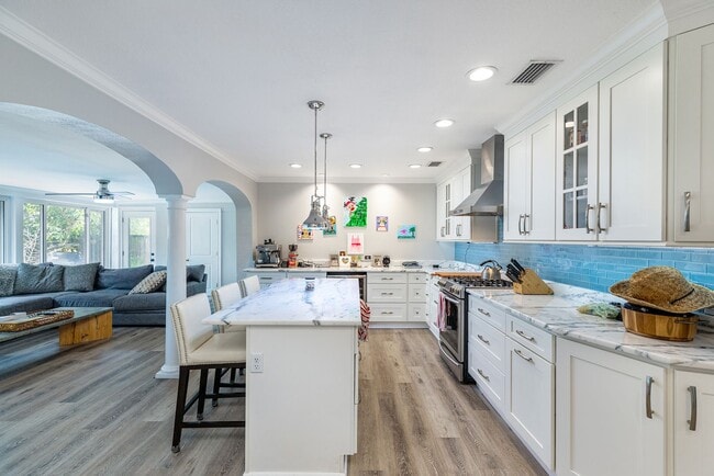 Building Photo - Virginia Park Gem, Renovated 3 Bed, 2 Car Garage, Large Private Backyard