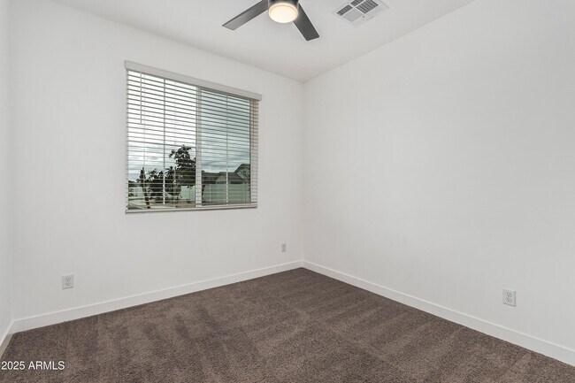 Building Photo - 305 E Leland Rd