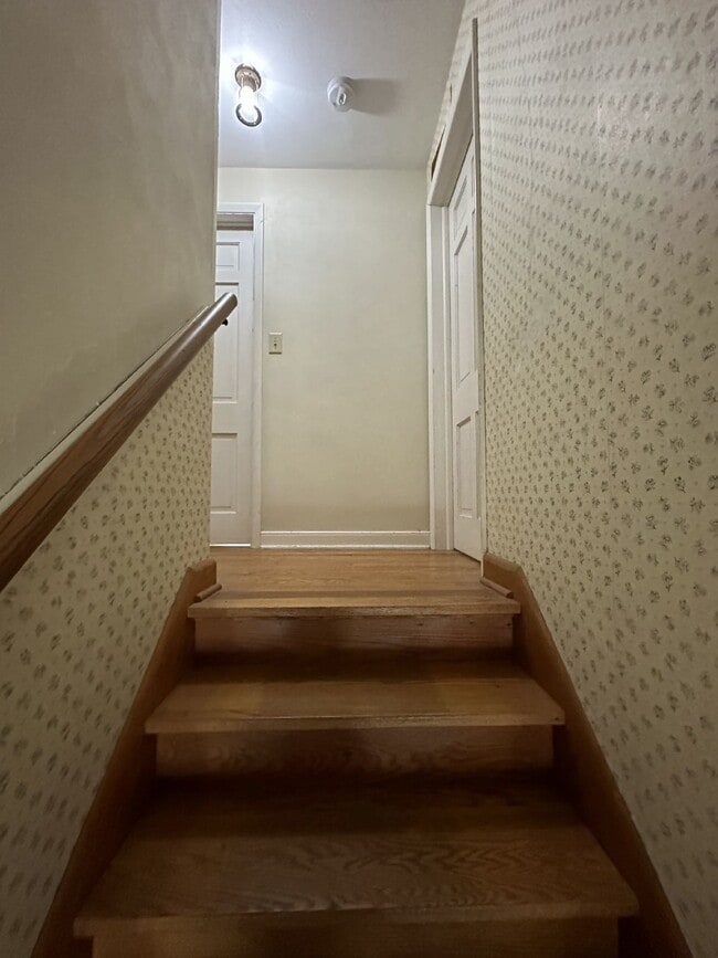Building Photo - Exciting 3 Bed 1 & 1/2 Bath close to UWEC!