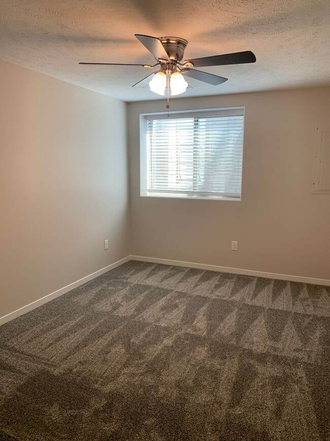 Building Photo - Zero entry ranch townhome with 2 stall garage. Laundry on main level, 2 bedrooms/2.5 bath in SE L...