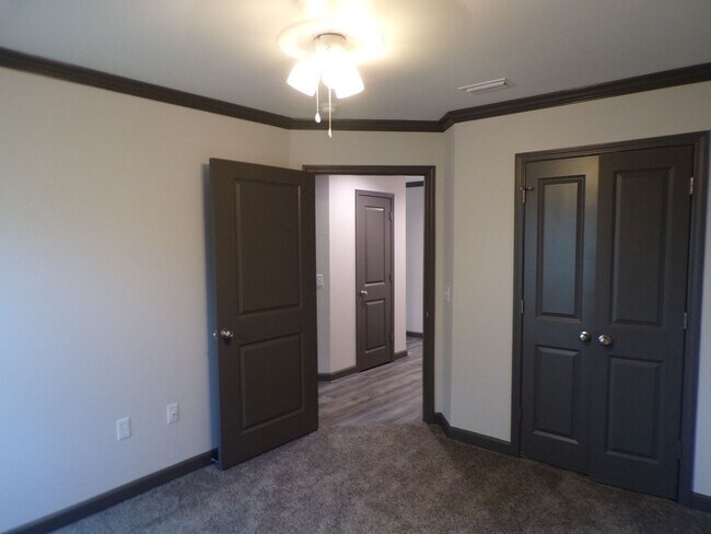 Building Photo - Shady Oak Apartments, Lowe Drive, Enterpri...