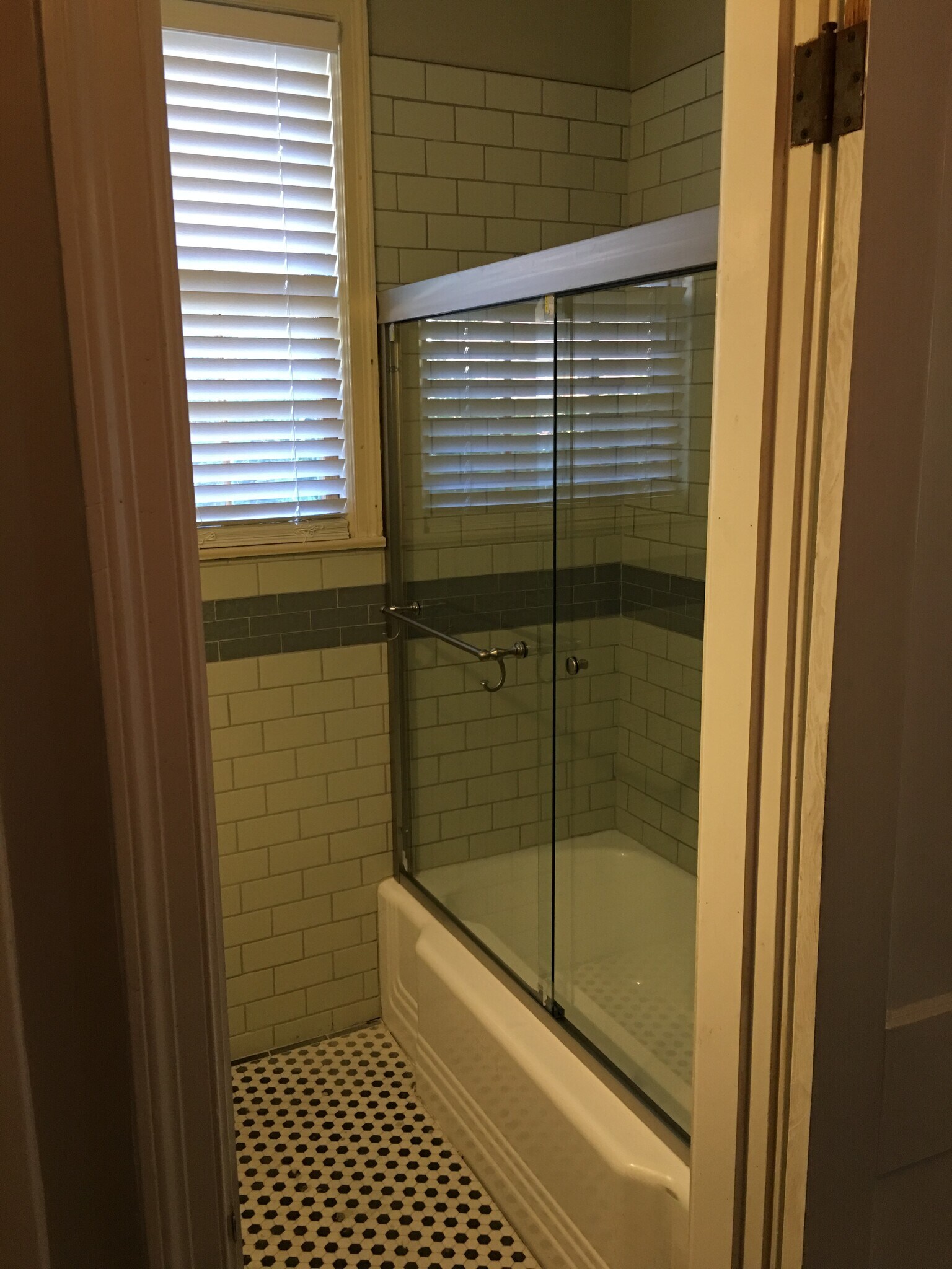 Tub shower - 2603 Kiawah Ave