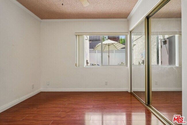Building Photo - 530 S Barrington Ave