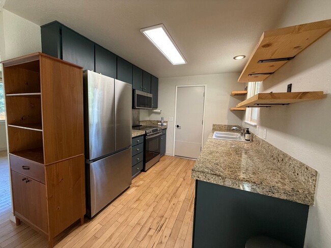 Building Photo - Beautiful 3 Bed/1 Bath Home with Large and Fenced Backyard - SE Bend